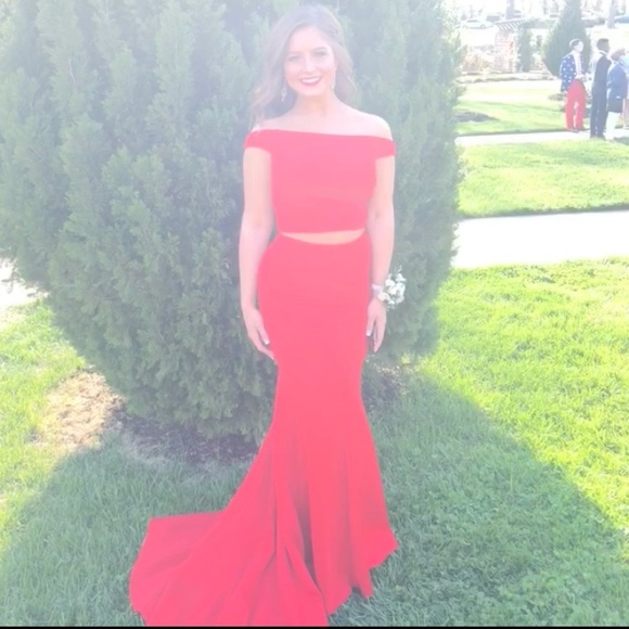 dave & johnny’s red prom dress - Picture 2 of 8